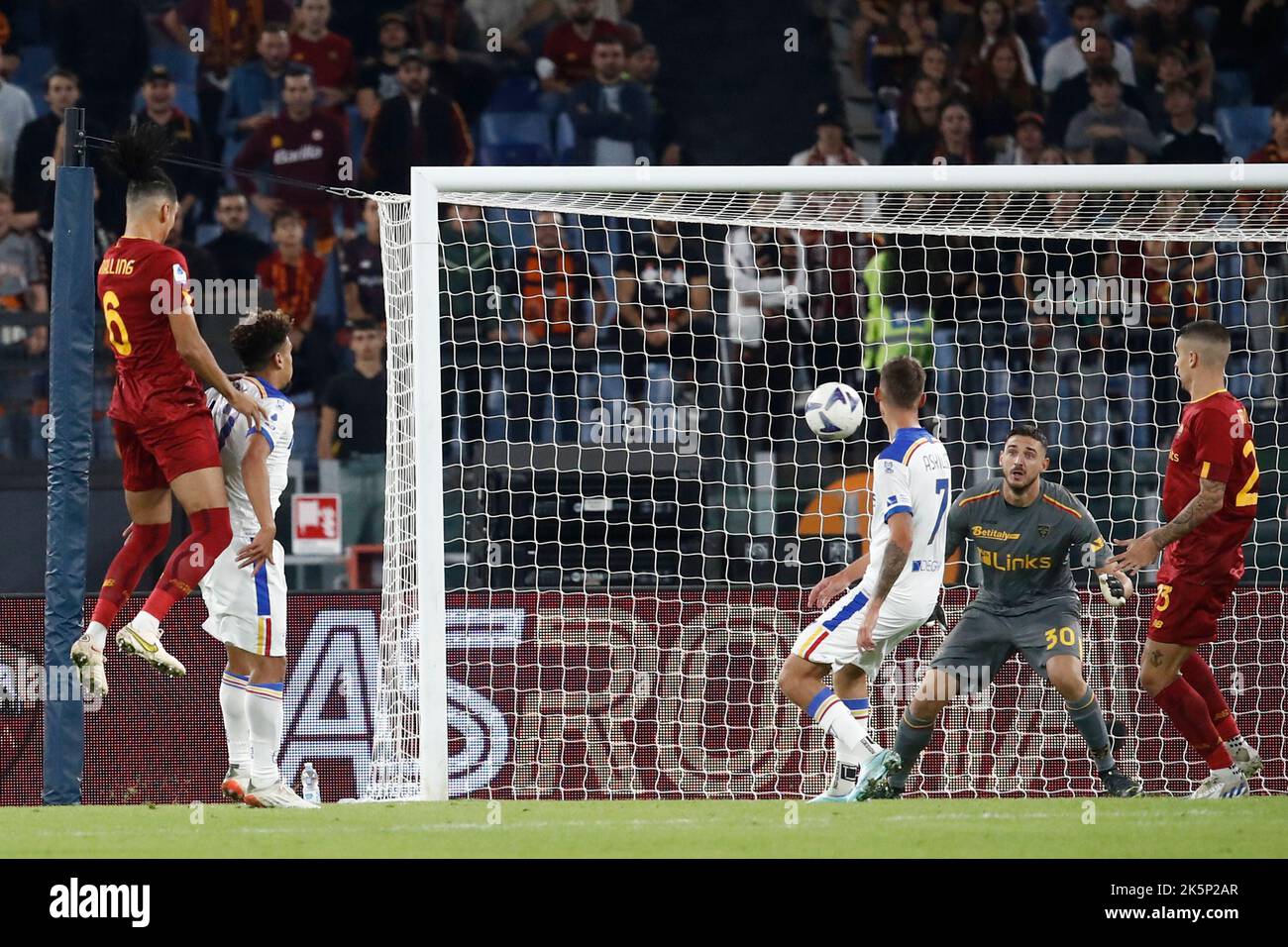 Rom, Italien. 09. Oktober 2022. Chris Smalling, links, von AS Roma, führt den Ball an, um während des Fußballspiels der Serie A zwischen Roma und Lecce im Olympiastadion von RomeÕs, Italien, am 9. Oktober 2022 ein Tor zu schießen. Quelle: Riccardo De Luca - Bilder Aktualisieren/Alamy Live News Stockfoto