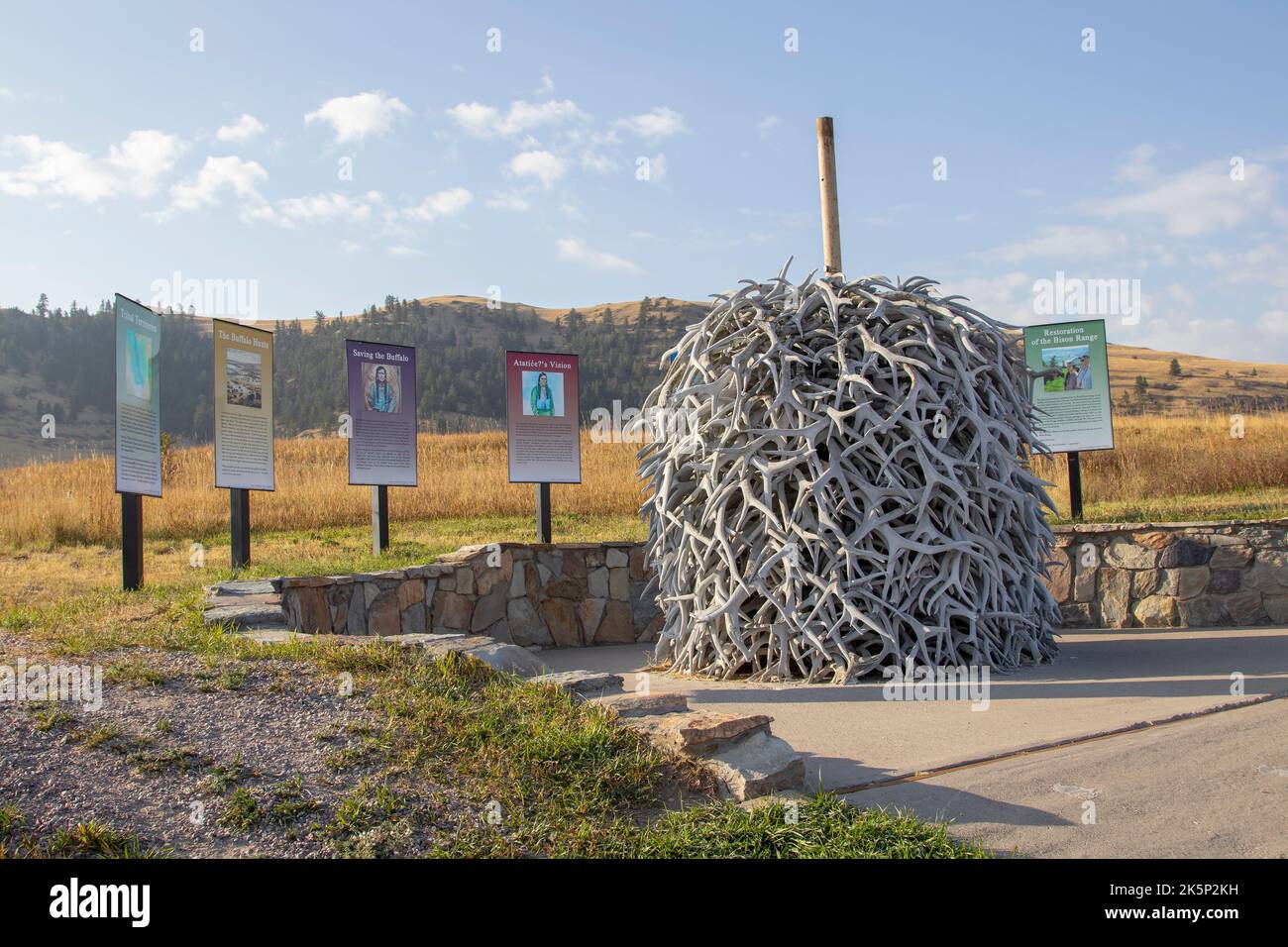 Ein beeindruckender, großer Stapel gebleichter Elchgeweihe, der im Besucherzentrum der National Bison Range in Montana, USA, ausgestellt wird Stockfoto