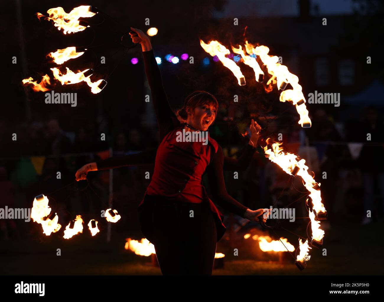 Leicester, Leicestershire, Großbritannien. 9.. Oktober 2022. Ein Performer tanzt mit Feuer während der Diwali Lichter jährlichen Einschalten Veranstaltung. Die Feier von Diwali ist eine der größten außerhalb Indiens. LeicesterÔs Credit Darren Staples/Alamy Live News. Stockfoto