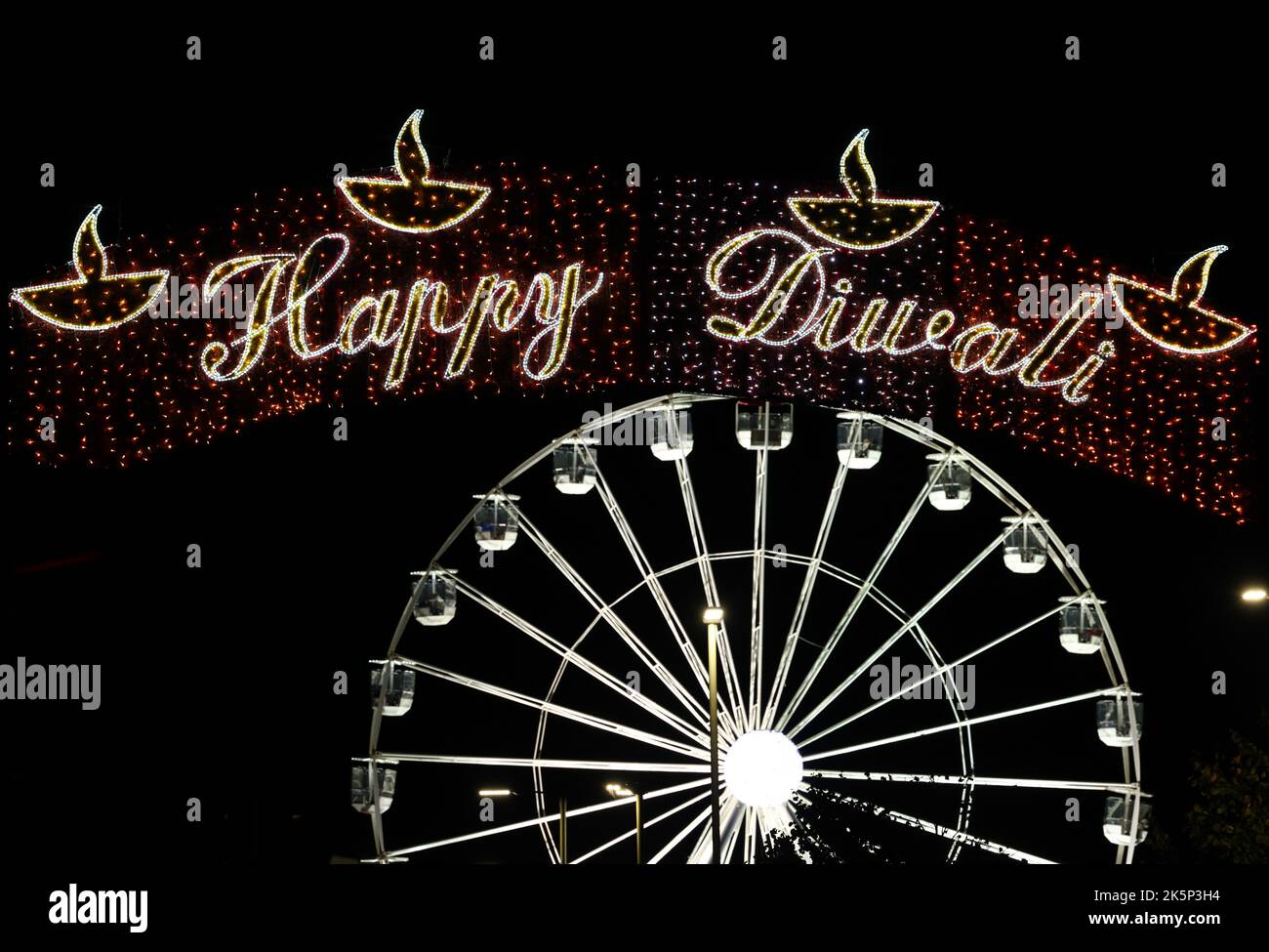 Leicester, Leicestershire, Großbritannien. 9.. Oktober 2022. Das Rad des Lichts dreht sich während der jährlichen Diwali Lights-Einschaltveranstaltung auf der Goldenen Meile. Die Feier von Diwali ist eine der größten außerhalb Indiens. LeicesterÔs Credit Darren Staples/Alamy Live News. Stockfoto