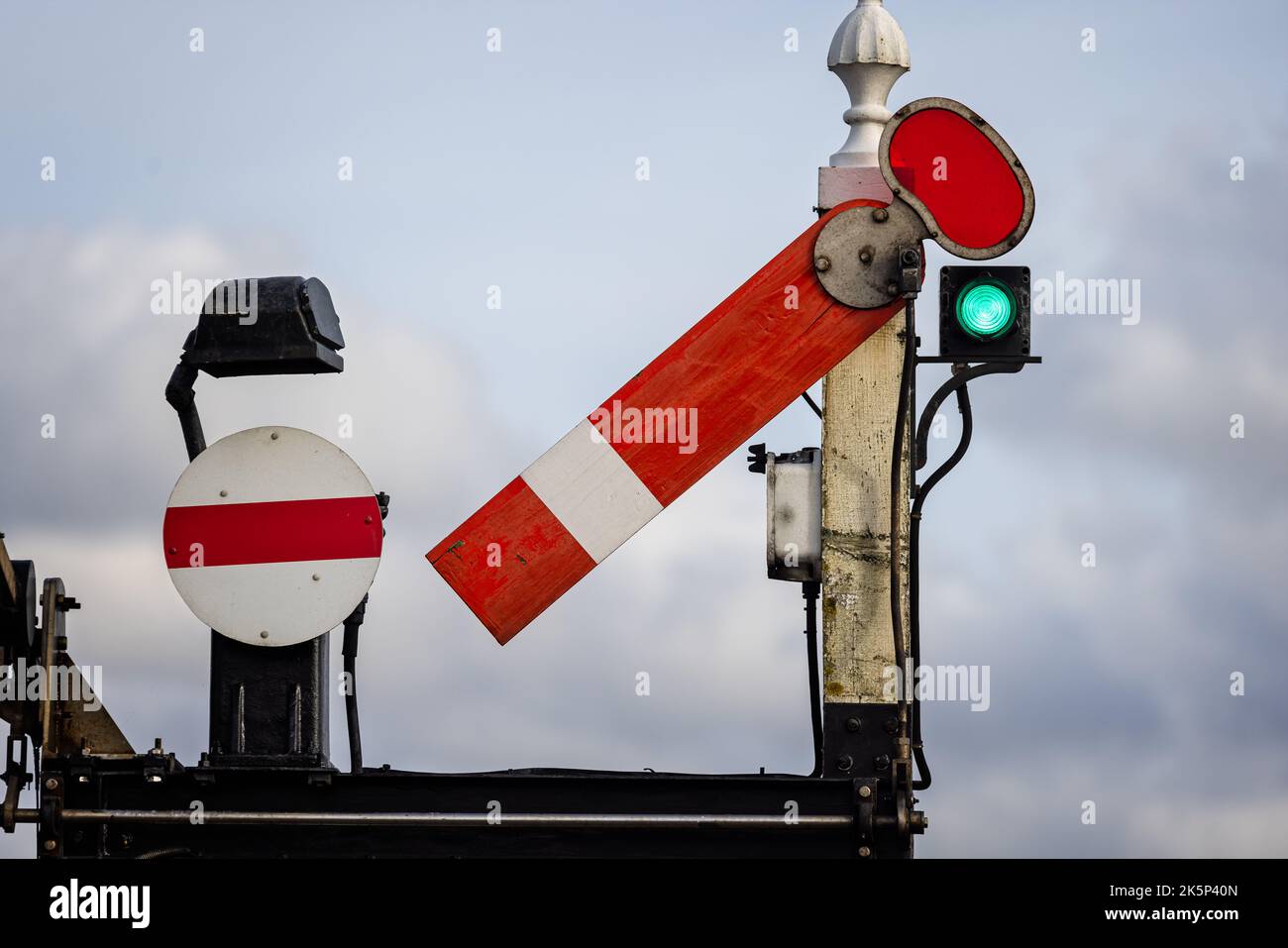 Am 3. Oktober 2022 zeigt das Eisenbahnsignal am Bahnhof Ffestiniog, Porthmadog, Gwnydd, Wales, grün an Stockfoto