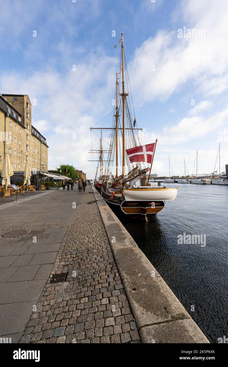 Kopenhagen, Dänemark. 2022. Oktober. Ein altes Holzschiff, das am Kai im Stadtzentrum festgemacht wurde Stockfoto