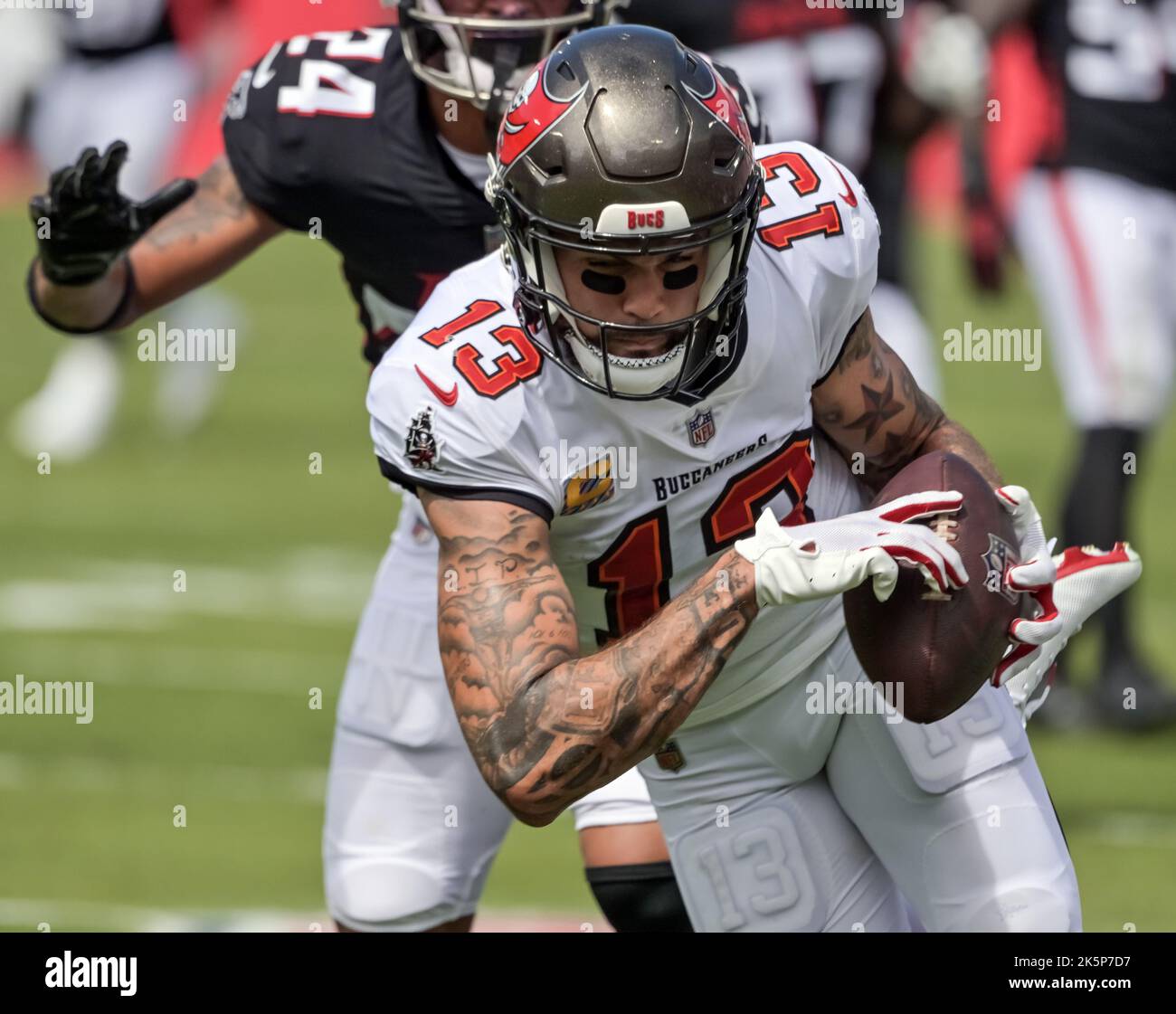 Tampa, Usa. 09. Oktober 2022. Der Tampa Bay Buccaneers Wide Receiver Mike Evans (13) nimmt sich einen Pass vor der Ecke Atlanta Falcons Back A.J. Terrell (24) während der ersten Halbzeit im Raymond James Stadium in Tampa, Florida am Sonntag, den 9. Oktober 2022. Foto von Steve Nesius/UPI Credit: UPI/Alamy Live News Stockfoto