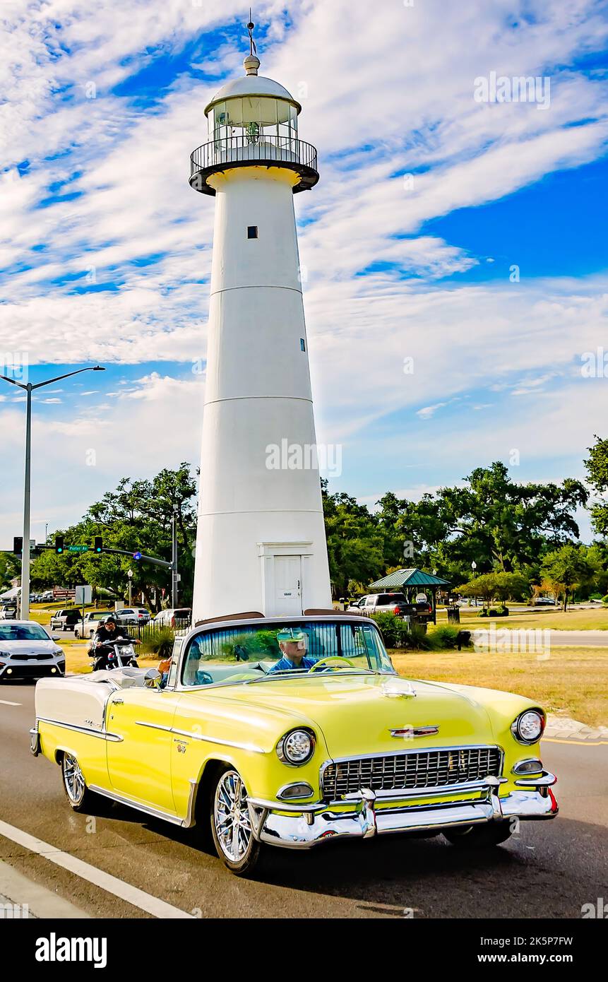 Ein Chevrolet Bel Air Cabriolet aus dem Jahr 1955 passiert den Leuchtturm Biloxi während der jährlichen Cruisin’ the Coast Oldtimer-Show 26. in Biloxi, Mississippi. Stockfoto