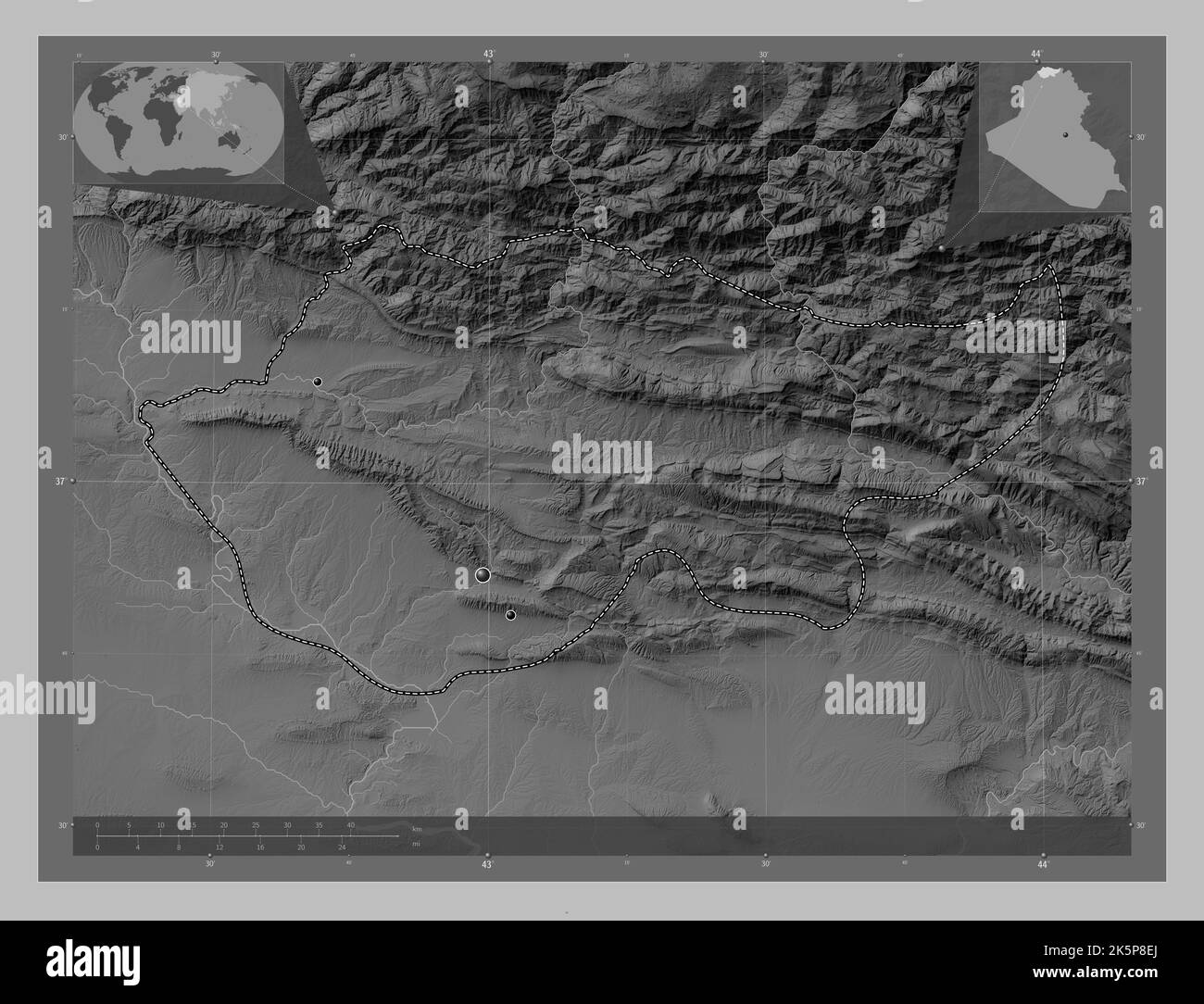 Dihok, Provinz Irak. Höhenkarte in Graustufen mit Seen und Flüssen. Standorte der wichtigsten Städte der Region. Karten für zusätzliche Eckposition Stockfoto