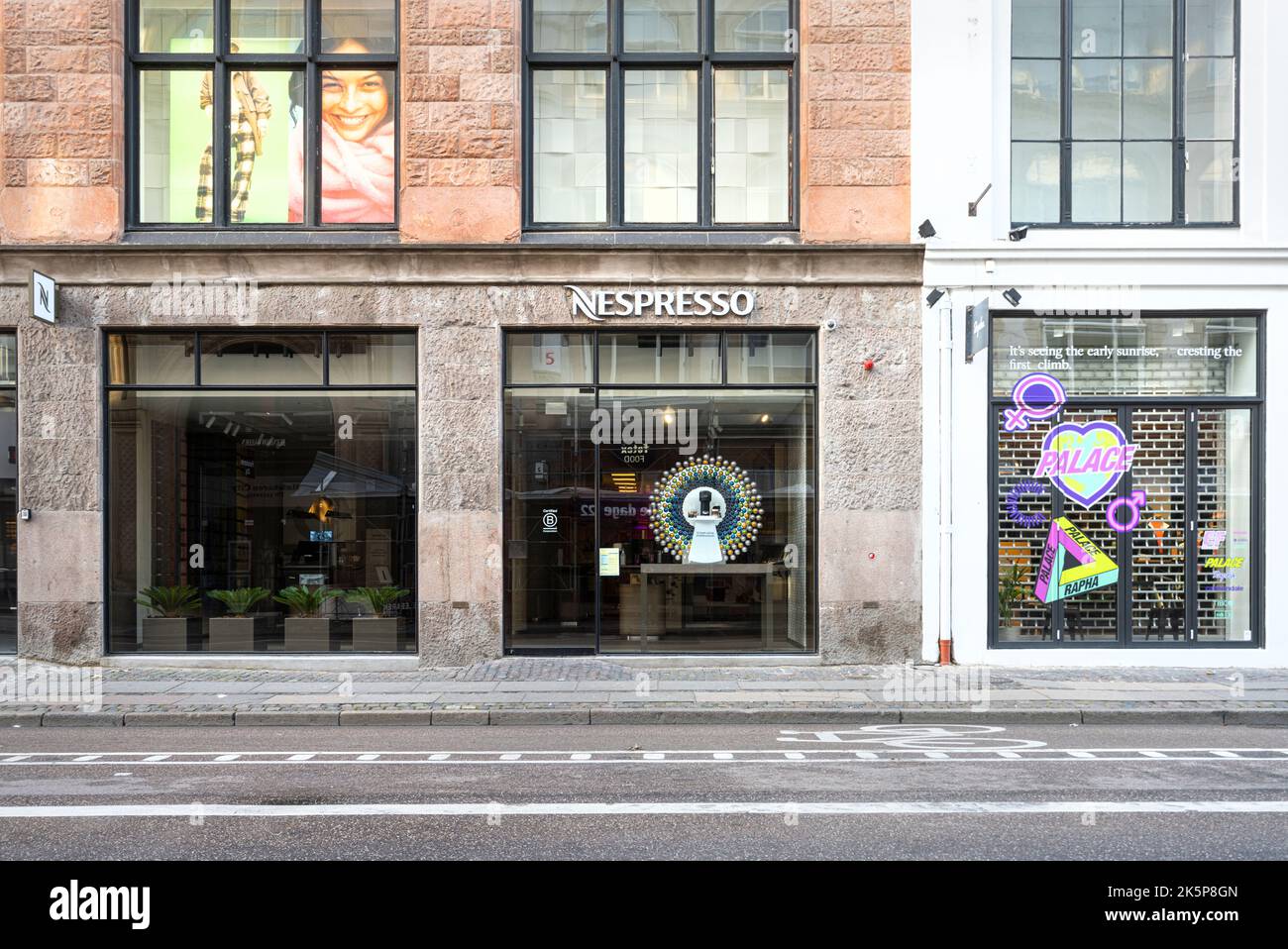 Kopenhagen, Dänemark. Oktober 2022. Außenansicht des Nespresso Markenladens im Stadtzentrum Stockfoto