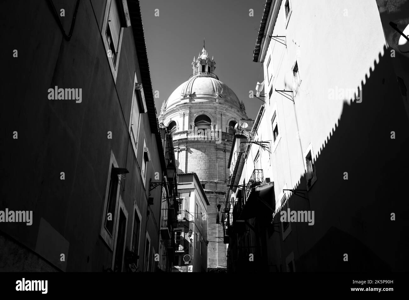 Eine der Straßen des Alfama-Viertels, die Kirche Santa Engracia, das alte Zentrum von Lissabon. Schwarzweiß-Foto. Stockfoto