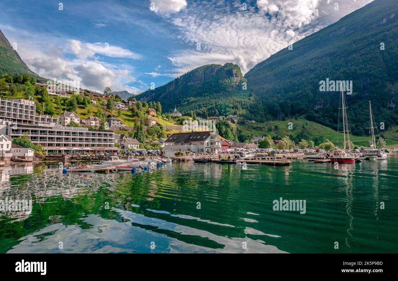 Geiranger vom Meer aus gesehen. Es ist ein kleines Touristendorf am Kopf des Geirangerfjords, einem der schönsten Fjorde Norwegens. Stockfoto