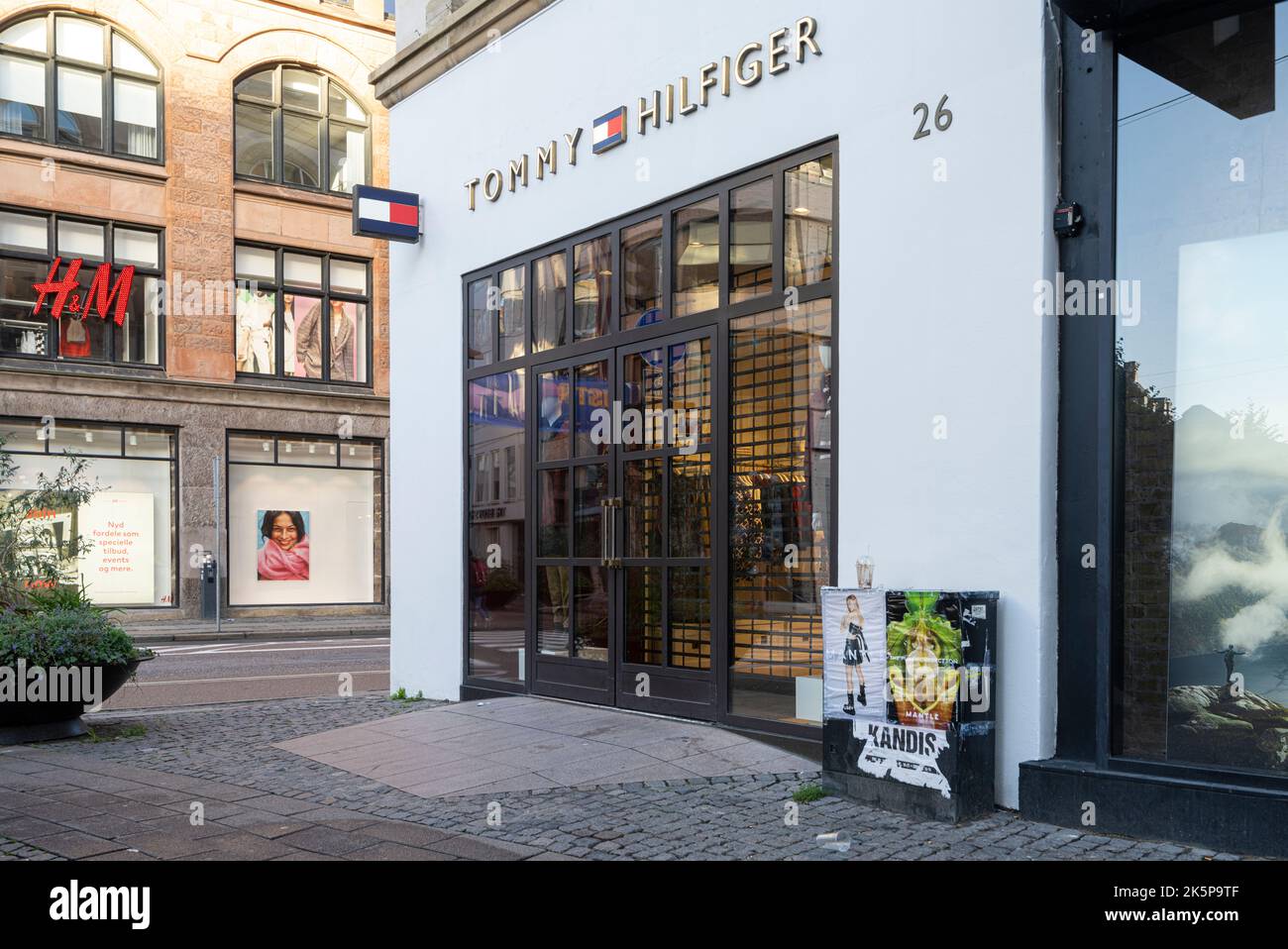 Kopenhagen, Dänemark. Oktober 2022. Außenansicht des Tommy Hilfiger Markenladens in der Innenstadt Stockfoto