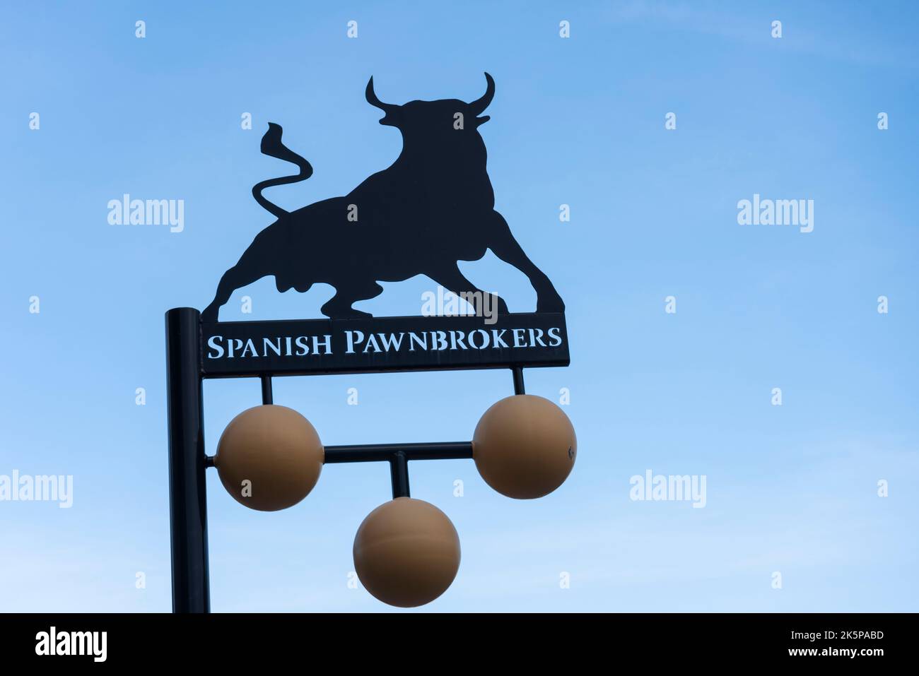 Spanische Pfandhäuser unterzeichnen in Spanien. Ein Pfandschild an der Costa Blanca mit Bullenumriss und drei hängenden Bällen Stockfoto