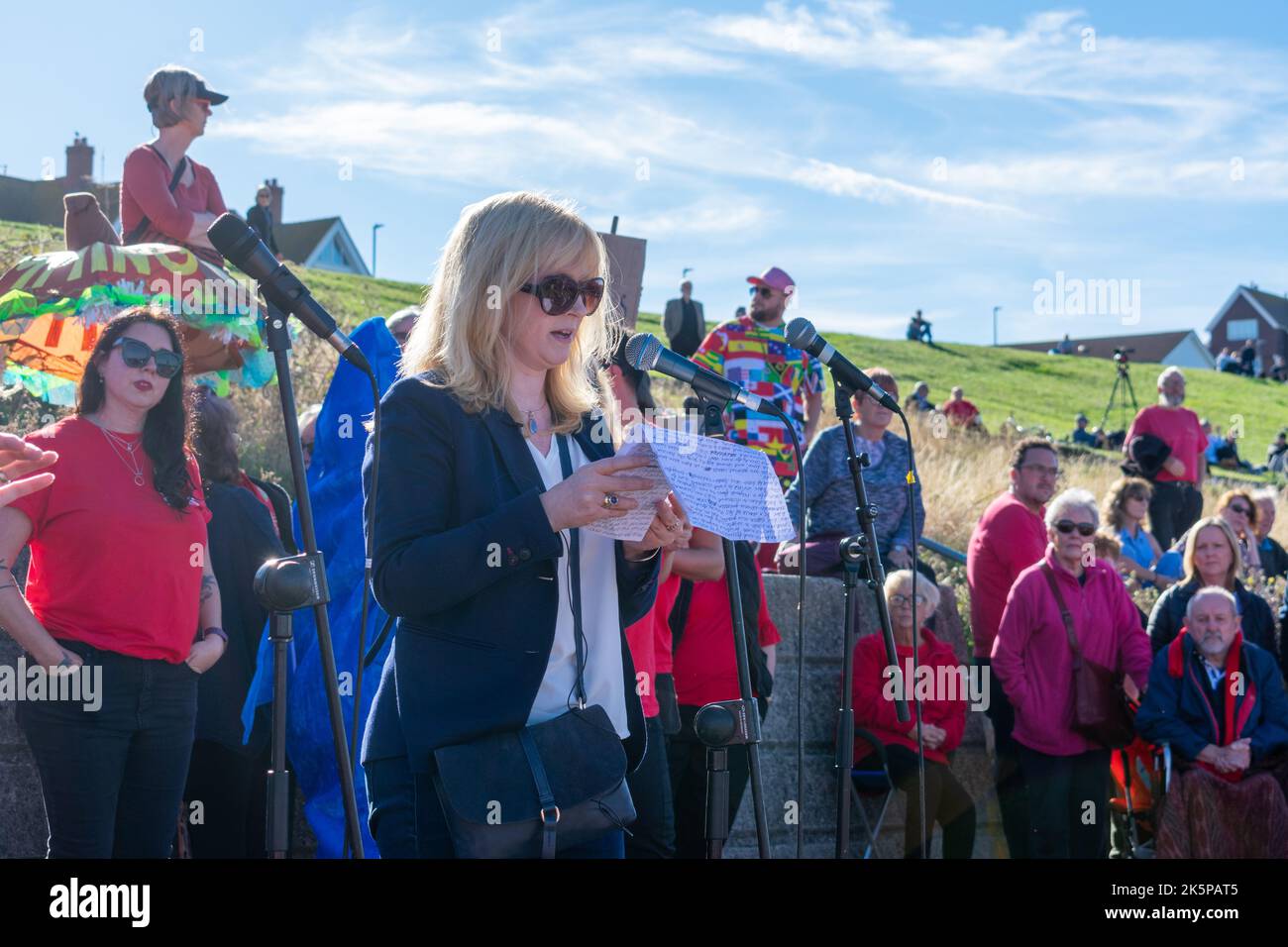 Die Labour-Abgeordnete Rosie Duffield wird im Oktober 2022 bei einem Southern Water Protest am Tankerton Beach in der Nähe von Whitstable, Kent, gesehen. Stockfoto