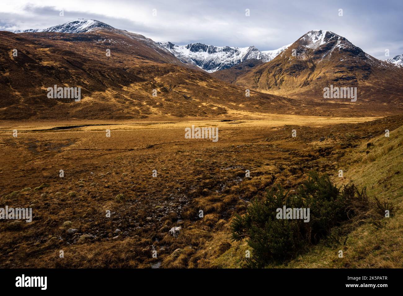 Eine Landschaftsansicht der Mountain Vistas in den schottischen Highlands in der Nähe der Isle of Skye SCO Stockfoto