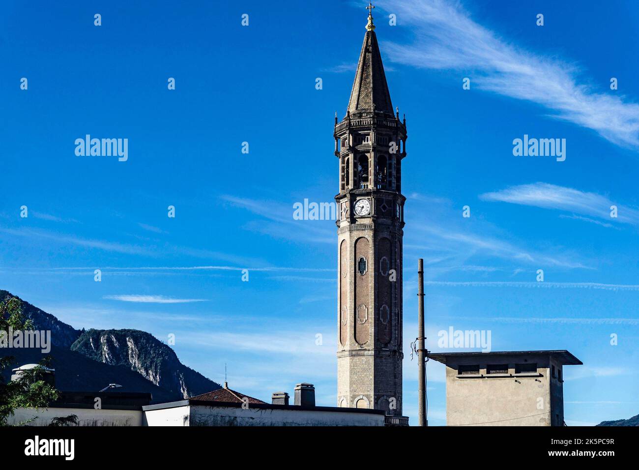 Der imposante gotische Glockenturm der Basilika San Nicolo in Lecco, am Comer See, Italien. Stockfoto