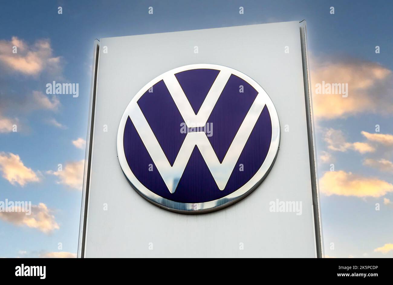 Samara, Russland - 5. Juni 2022: Volkswagen Händler unterschreiben gegen den Himmel. Volkswagen ist der größte deutsche Automobilhersteller Stockfoto