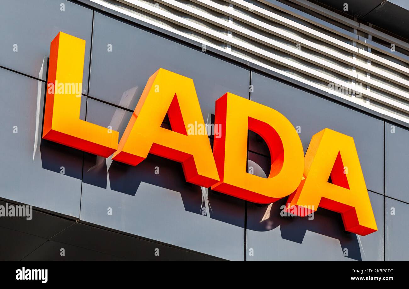 Samara, Russland - 18. Juni 2022: Händlerschild Lada auf dem Gebäude des offiziellen Händlers. Lada ist ein russischer Automobilhersteller Stockfoto