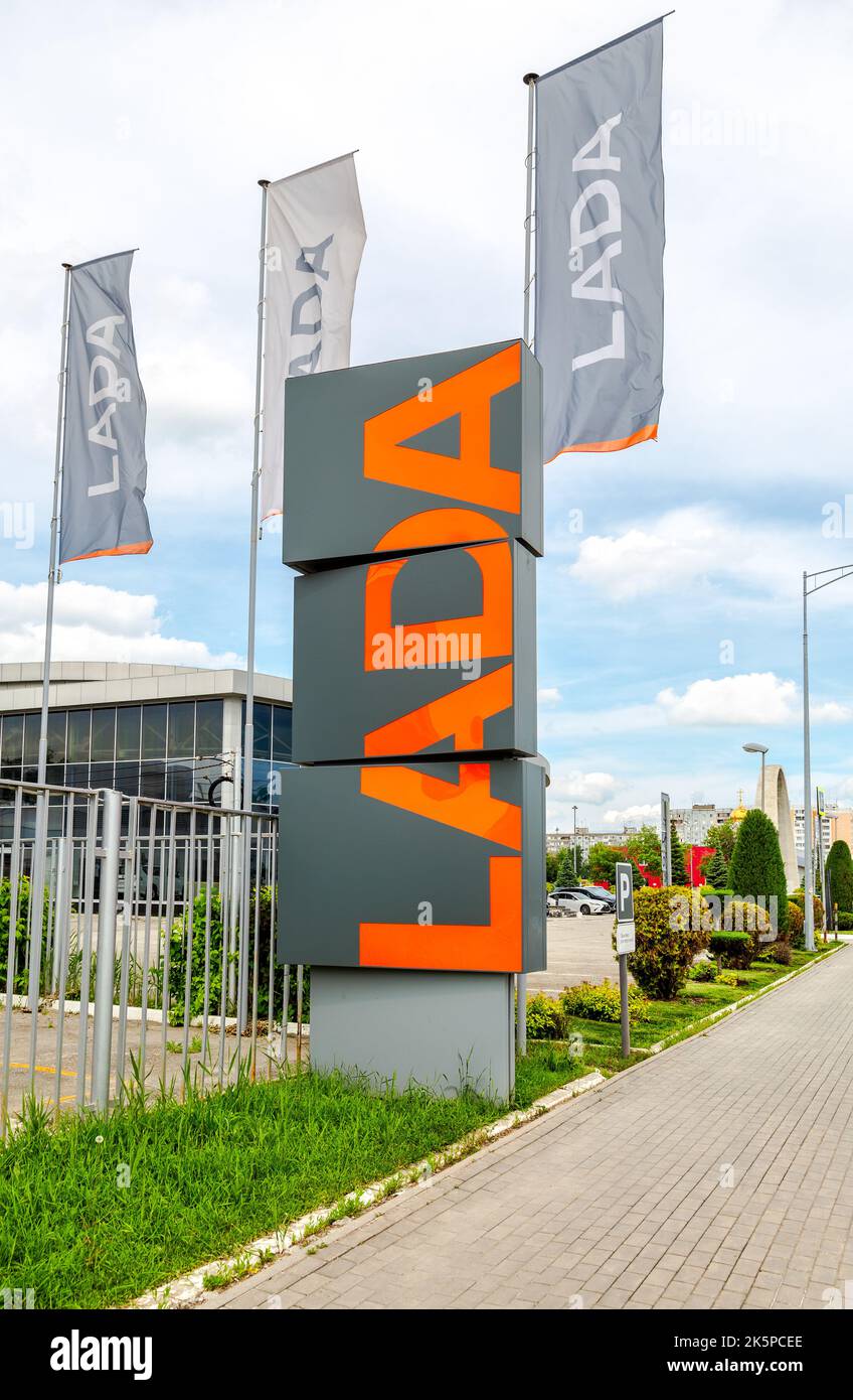 Samara, Russland - 5. Juni 2022: Lada Händlerschild des offiziellen Händlers. Lada ist ein russischer Automobilhersteller Stockfoto