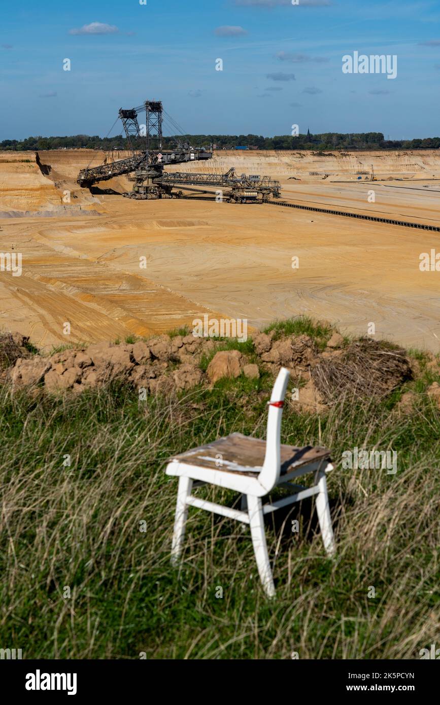 Rand des Tagebaus Garzweiler II, Schwarze Flagge, die letzten Gebäude des verlassenen Dorfes werden von Klimaschutzaktivisten besetzt, soll b Stockfoto