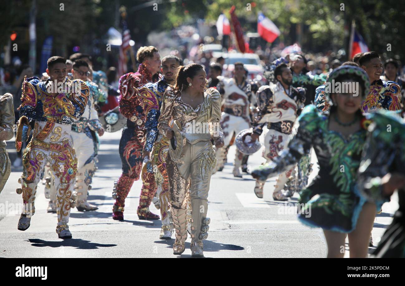 New York, USA. 9. Oktober 2022. (NEU) die Hispanic Day Parade NYC 2022. 9. Oktober 2022, New York, USA: Die Hispanic Day Parade NYC 2022, eines der Highlights der Hispanic Heritage monthÃ¢â‚¬â„¢, die ab 12pm auf der Fifth Avenue stattfindet. Einige der 21 spanischsprachigen Länder der Welt sind mit farbenfrohen Mänteln und Latino-Musik auf der Straße vertreten, wobei die Menschen entlang der eingezäunten Allee jubeln und gemeinsam tanzen. (Bild: © Niyi Fote/TheNEWS2 via ZUMA Press Wire) Stockfoto