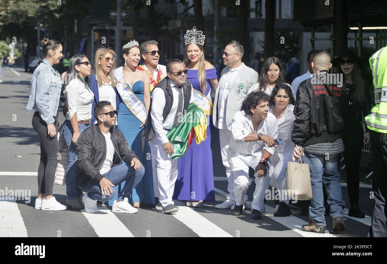 New York, USA. 9. Oktober 2022. (NEU) die Hispanic Day Parade NYC 2022. 9. Oktober 2022, New York, USA: Die Hispanic Day Parade NYC 2022, eines der Highlights der Hispanic Heritage monthÃ¢â‚¬â„¢, die ab 12pm auf der Fifth Avenue stattfindet. Einige der 21 spanischsprachigen Länder der Welt sind mit farbenfrohen Mänteln und Latino-Musik auf der Straße vertreten, wobei die Menschen entlang der eingezäunten Allee jubeln und gemeinsam tanzen. (Bild: © Niyi Fote/TheNEWS2 via ZUMA Press Wire) Stockfoto