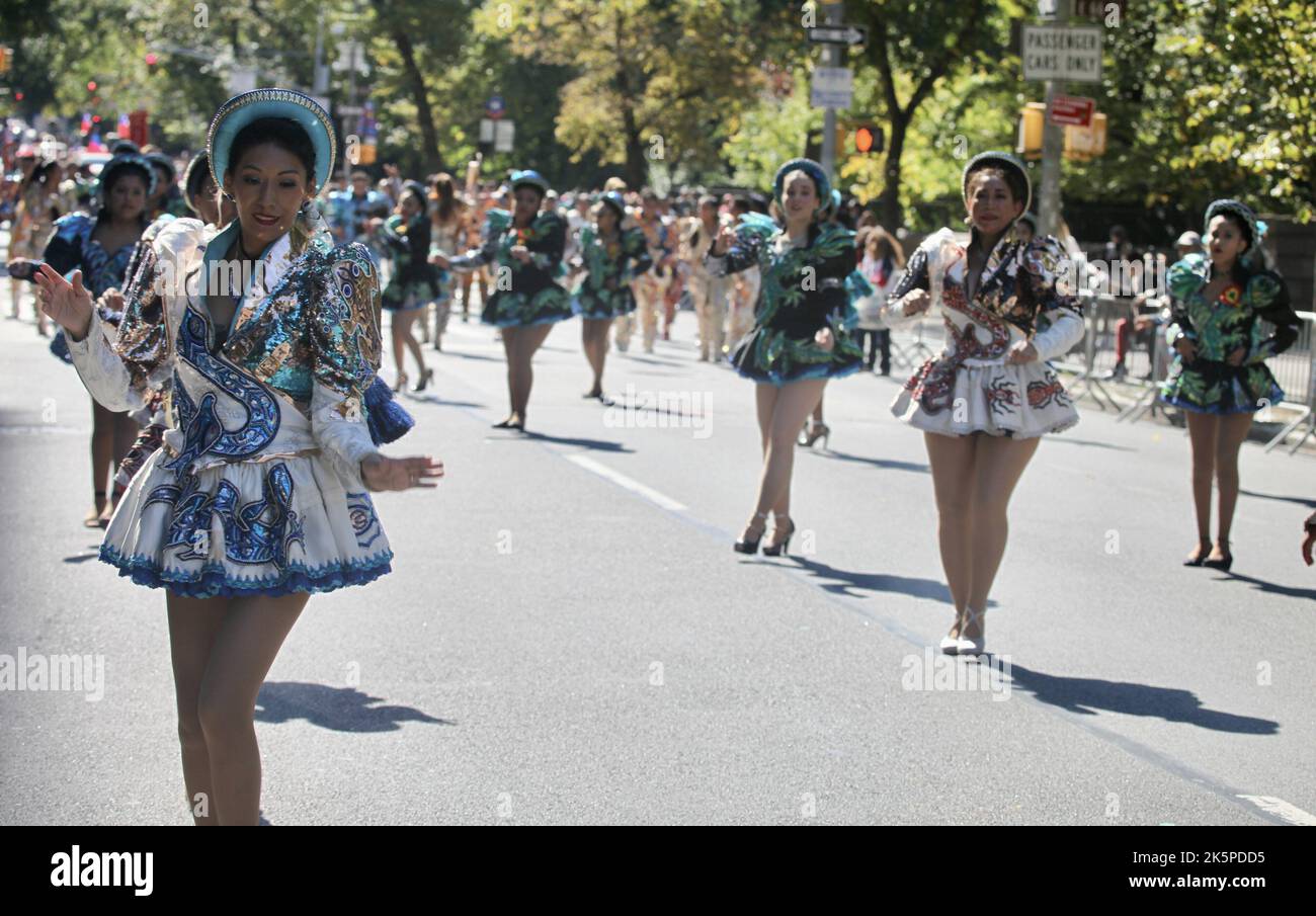 New York, USA. 9. Oktober 2022. (NEU) die Hispanic Day Parade NYC 2022. 9. Oktober 2022, New York, USA: Die Hispanic Day Parade NYC 2022, eines der Highlights der Hispanic Heritage monthÃ¢â‚¬â„¢, die ab 12pm auf der Fifth Avenue stattfindet. Einige der 21 spanischsprachigen Länder der Welt sind mit farbenfrohen Mänteln und Latino-Musik auf der Straße vertreten, wobei die Menschen entlang der eingezäunten Allee jubeln und gemeinsam tanzen. (Bild: © Niyi Fote/TheNEWS2 via ZUMA Press Wire) Stockfoto