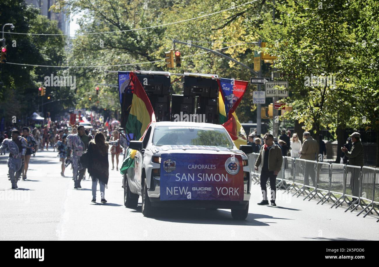 New York, USA. 9. Oktober 2022. (NEU) die Hispanic Day Parade NYC 2022. 9. Oktober 2022, New York, USA: Die Hispanic Day Parade NYC 2022, eines der Highlights der Hispanic Heritage monthÃ¢â‚¬â„¢, die ab 12pm auf der Fifth Avenue stattfindet. Einige der 21 spanischsprachigen Länder der Welt sind mit farbenfrohen Mänteln und Latino-Musik auf der Straße vertreten, wobei die Menschen entlang der eingezäunten Allee jubeln und gemeinsam tanzen. (Bild: © Niyi Fote/TheNEWS2 via ZUMA Press Wire) Stockfoto