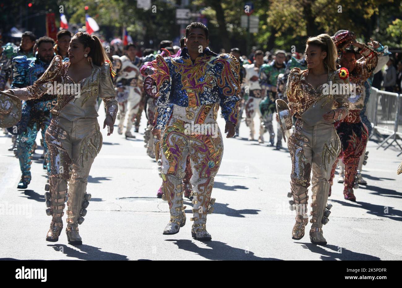 New York, USA. 9. Oktober 2022. (NEU) die Hispanic Day Parade NYC 2022. 9. Oktober 2022, New York, USA: Die Hispanic Day Parade NYC 2022, eines der Highlights der Hispanic Heritage monthÃ¢â‚¬â„¢, die ab 12pm auf der Fifth Avenue stattfindet. Einige der 21 spanischsprachigen Länder der Welt sind mit farbenfrohen Mänteln und Latino-Musik auf der Straße vertreten, wobei die Menschen entlang der eingezäunten Allee jubeln und gemeinsam tanzen. (Bild: © Niyi Fote/TheNEWS2 via ZUMA Press Wire) Stockfoto