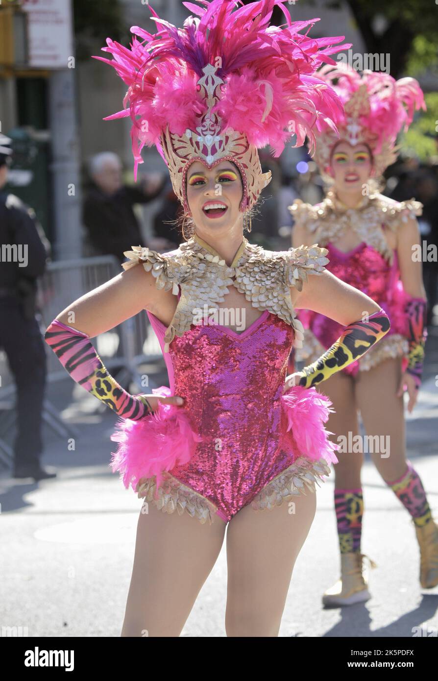 New York, USA. 9. Oktober 2022. (NEU) die Hispanic Day Parade NYC 2022. 9. Oktober 2022, New York, USA: Die Hispanic Day Parade NYC 2022, eines der Highlights der Hispanic Heritage monthÃ¢â‚¬â„¢, die ab 12pm auf der Fifth Avenue stattfindet. Einige der 21 spanischsprachigen Länder der Welt sind mit farbenfrohen Mänteln und Latino-Musik auf der Straße vertreten, wobei die Menschen entlang der eingezäunten Allee jubeln und gemeinsam tanzen. (Bild: © Niyi Fote/TheNEWS2 via ZUMA Press Wire) Stockfoto