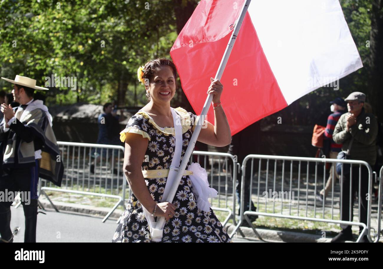 New York, USA. 9. Oktober 2022. (NEU) die Hispanic Day Parade NYC 2022. 9. Oktober 2022, New York, USA: Die Hispanic Day Parade NYC 2022, eines der Highlights der Hispanic Heritage monthÃ¢â‚¬â„¢, die ab 12pm auf der Fifth Avenue stattfindet. Einige der 21 spanischsprachigen Länder der Welt sind mit farbenfrohen Mänteln und Latino-Musik auf der Straße vertreten, wobei die Menschen entlang der eingezäunten Allee jubeln und gemeinsam tanzen. (Bild: © Niyi Fote/TheNEWS2 via ZUMA Press Wire) Stockfoto