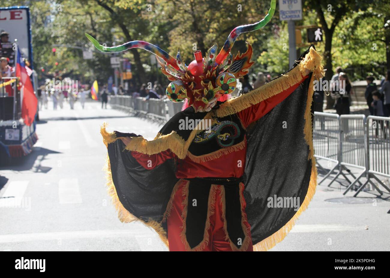 New York, USA. 9. Oktober 2022. (NEU) die Hispanic Day Parade NYC 2022. 9. Oktober 2022, New York, USA: Die Hispanic Day Parade NYC 2022, eines der Highlights der Hispanic Heritage monthÃ¢â‚¬â„¢, die ab 12pm auf der Fifth Avenue stattfindet. Einige der 21 spanischsprachigen Länder der Welt sind mit farbenfrohen Mänteln und Latino-Musik auf der Straße vertreten, wobei die Menschen entlang der eingezäunten Allee jubeln und gemeinsam tanzen. (Bild: © Niyi Fote/TheNEWS2 via ZUMA Press Wire) Stockfoto