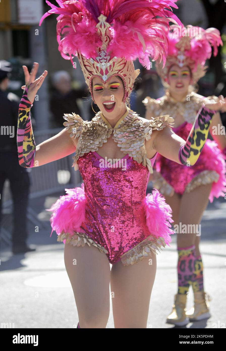 New York, USA. 9. Oktober 2022. (NEU) die Hispanic Day Parade NYC 2022. 9. Oktober 2022, New York, USA: Die Hispanic Day Parade NYC 2022, eines der Highlights der Hispanic Heritage monthÃ¢â‚¬â„¢, die ab 12pm auf der Fifth Avenue stattfindet. Einige der 21 spanischsprachigen Länder der Welt sind mit farbenfrohen Mänteln und Latino-Musik auf der Straße vertreten, wobei die Menschen entlang der eingezäunten Allee jubeln und gemeinsam tanzen. (Bild: © Niyi Fote/TheNEWS2 via ZUMA Press Wire) Stockfoto