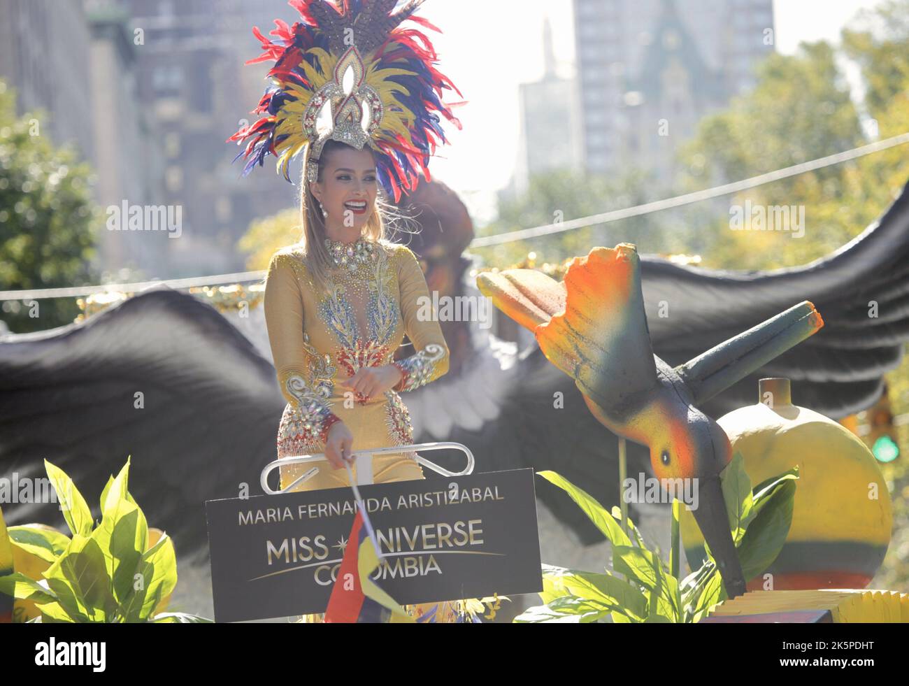 New York, USA. 9. Oktober 2022. (NEU) die Hispanic Day Parade NYC 2022. 9. Oktober 2022, New York, USA: Die Hispanic Day Parade NYC 2022, eines der Highlights der Hispanic Heritage monthÃ¢â‚¬â„¢, die ab 12pm auf der Fifth Avenue stattfindet. Einige der 21 spanischsprachigen Länder der Welt sind mit farbenfrohen Mänteln und Latino-Musik auf der Straße vertreten, wobei die Menschen entlang der eingezäunten Allee jubeln und gemeinsam tanzen. (Bild: © Niyi Fote/TheNEWS2 via ZUMA Press Wire) Stockfoto