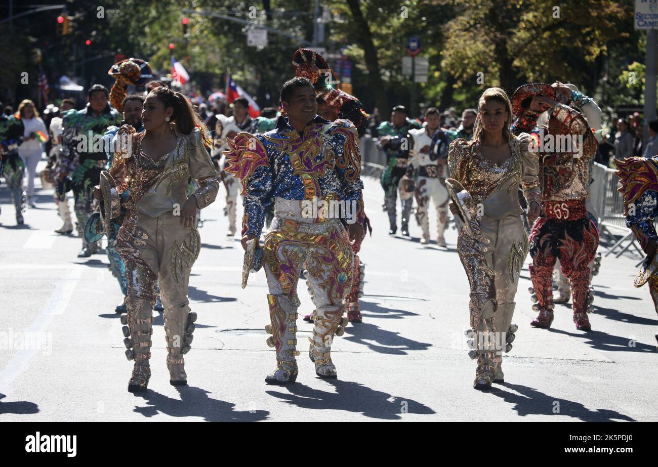 New York, USA. 9. Oktober 2022. (NEU) die Hispanic Day Parade NYC 2022. 9. Oktober 2022, New York, USA: Die Hispanic Day Parade NYC 2022, eines der Highlights der Hispanic Heritage monthÃ¢â‚¬â„¢, die ab 12pm auf der Fifth Avenue stattfindet. Einige der 21 spanischsprachigen Länder der Welt sind mit farbenfrohen Mänteln und Latino-Musik auf der Straße vertreten, wobei die Menschen entlang der eingezäunten Allee jubeln und gemeinsam tanzen. (Bild: © Niyi Fote/TheNEWS2 via ZUMA Press Wire) Stockfoto
