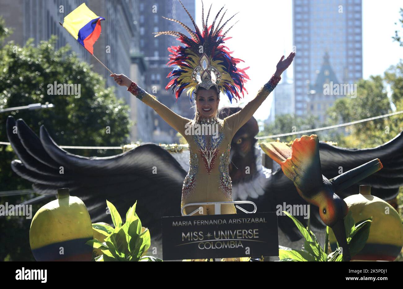 New York, USA. 9. Oktober 2022. (NEU) die Hispanic Day Parade NYC 2022. 9. Oktober 2022, New York, USA: Die Hispanic Day Parade NYC 2022, eines der Highlights der Hispanic Heritage monthÃ¢â‚¬â„¢, die ab 12pm auf der Fifth Avenue stattfindet. Einige der 21 spanischsprachigen Länder der Welt sind mit farbenfrohen Mänteln und Latino-Musik auf der Straße vertreten, wobei die Menschen entlang der eingezäunten Allee jubeln und gemeinsam tanzen. (Bild: © Niyi Fote/TheNEWS2 via ZUMA Press Wire) Stockfoto
