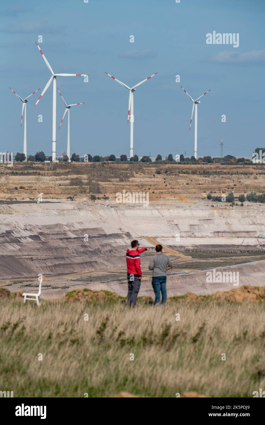 Rand des Tagebaus Garzweiler II, Schwarze Flagge, die letzten Gebäude des verlassenen Dorfes werden von Klimaschutzaktivisten besetzt, soll b Stockfoto