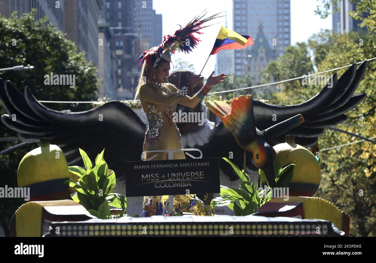 New York, USA. 9. Oktober 2022. (NEU) die Hispanic Day Parade NYC 2022. 9. Oktober 2022, New York, USA: Die Hispanic Day Parade NYC 2022, eines der Highlights der Hispanic Heritage monthÃ¢â‚¬â„¢, die ab 12pm auf der Fifth Avenue stattfindet. Einige der 21 spanischsprachigen Länder der Welt sind mit farbenfrohen Mänteln und Latino-Musik auf der Straße vertreten, wobei die Menschen entlang der eingezäunten Allee jubeln und gemeinsam tanzen. (Bild: © Niyi Fote/TheNEWS2 via ZUMA Press Wire) Stockfoto