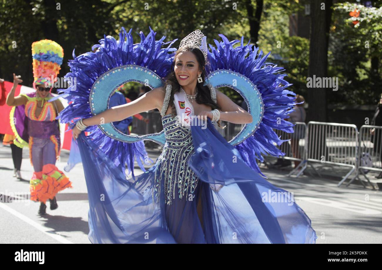 New York, USA. 9. Oktober 2022. (NEU) die Hispanic Day Parade NYC 2022. 9. Oktober 2022, New York, USA: Die Hispanic Day Parade NYC 2022, eines der Highlights der Hispanic Heritage monthÃ¢â‚¬â„¢, die ab 12pm auf der Fifth Avenue stattfindet. Einige der 21 spanischsprachigen Länder der Welt sind mit farbenfrohen Mänteln und Latino-Musik auf der Straße vertreten, wobei die Menschen entlang der eingezäunten Allee jubeln und gemeinsam tanzen. (Bild: © Niyi Fote/TheNEWS2 via ZUMA Press Wire) Stockfoto
