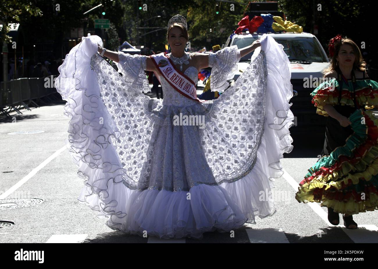 New York, USA. 9. Oktober 2022. (NEU) die Hispanic Day Parade NYC 2022. 9. Oktober 2022, New York, USA: Die Hispanic Day Parade NYC 2022, eines der Highlights der Hispanic Heritage monthÃ¢â‚¬â„¢, die ab 12pm auf der Fifth Avenue stattfindet. Einige der 21 spanischsprachigen Länder der Welt sind mit farbenfrohen Mänteln und Latino-Musik auf der Straße vertreten, wobei die Menschen entlang der eingezäunten Allee jubeln und gemeinsam tanzen. (Bild: © Niyi Fote/TheNEWS2 via ZUMA Press Wire) Stockfoto