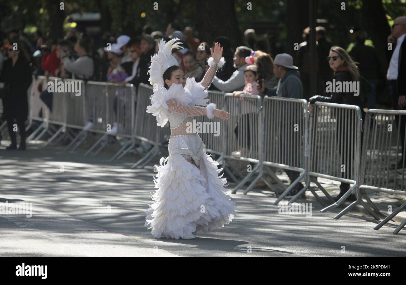 New York, USA. 9. Oktober 2022. (NEU) die Hispanic Day Parade NYC 2022. 9. Oktober 2022, New York, USA: Die Hispanic Day Parade NYC 2022, eines der Highlights der Hispanic Heritage monthÃ¢â‚¬â„¢, die ab 12pm auf der Fifth Avenue stattfindet. Einige der 21 spanischsprachigen Länder der Welt sind mit farbenfrohen Mänteln und Latino-Musik auf der Straße vertreten, wobei die Menschen entlang der eingezäunten Allee jubeln und gemeinsam tanzen. (Bild: © Niyi Fote/TheNEWS2 via ZUMA Press Wire) Stockfoto