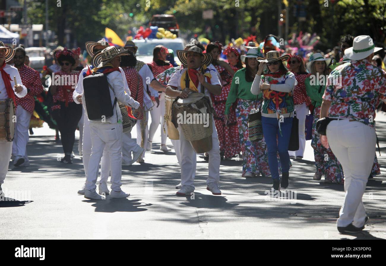 New York, USA. 9. Oktober 2022. (NEU) die Hispanic Day Parade NYC 2022. 9. Oktober 2022, New York, USA: Die Hispanic Day Parade NYC 2022, eines der Highlights der Hispanic Heritage monthÃ¢â‚¬â„¢, die ab 12pm auf der Fifth Avenue stattfindet. Einige der 21 spanischsprachigen Länder der Welt sind mit farbenfrohen Mänteln und Latino-Musik auf der Straße vertreten, wobei die Menschen entlang der eingezäunten Allee jubeln und gemeinsam tanzen. (Bild: © Niyi Fote/TheNEWS2 via ZUMA Press Wire) Stockfoto