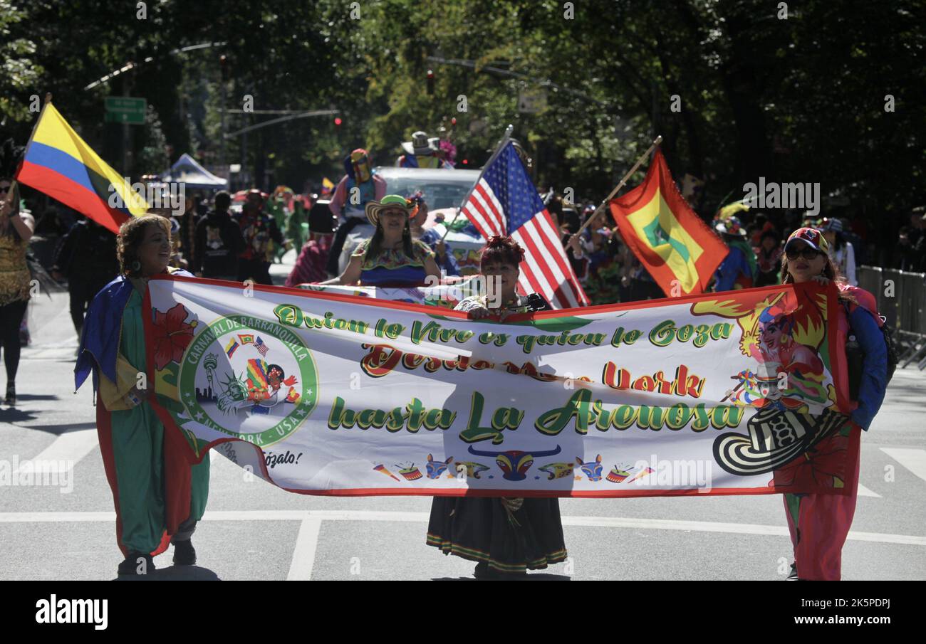 New York, USA. 9. Oktober 2022. (NEU) die Hispanic Day Parade NYC 2022. 9. Oktober 2022, New York, USA: Die Hispanic Day Parade NYC 2022, eines der Highlights der Hispanic Heritage monthÃ¢â‚¬â„¢, die ab 12pm auf der Fifth Avenue stattfindet. Einige der 21 spanischsprachigen Länder der Welt sind mit farbenfrohen Mänteln und Latino-Musik auf der Straße vertreten, wobei die Menschen entlang der eingezäunten Allee jubeln und gemeinsam tanzen. (Bild: © Niyi Fote/TheNEWS2 via ZUMA Press Wire) Stockfoto