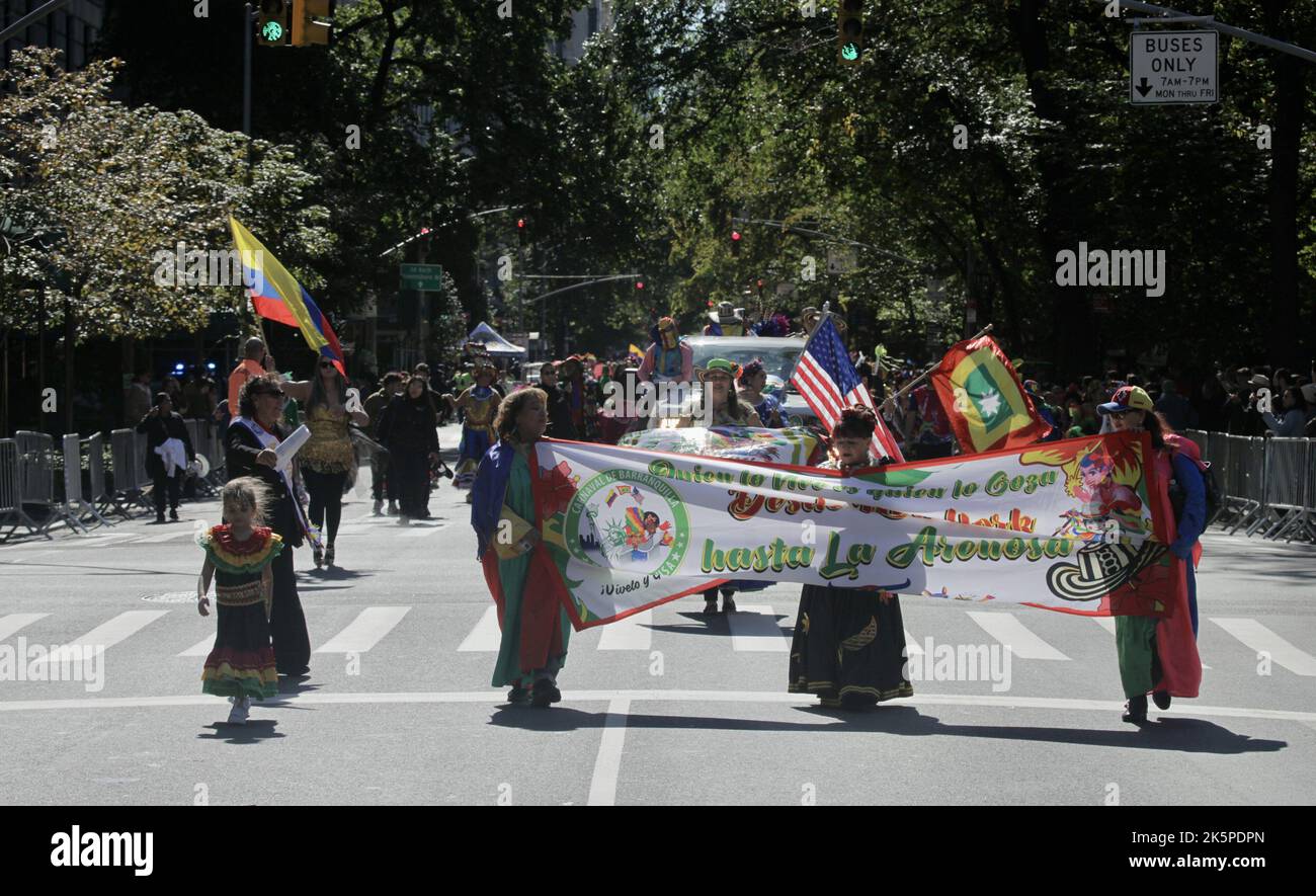 New York, USA. 9. Oktober 2022. (NEU) die Hispanic Day Parade NYC 2022. 9. Oktober 2022, New York, USA: Die Hispanic Day Parade NYC 2022, eines der Highlights der Hispanic Heritage monthÃ¢â‚¬â„¢, die ab 12pm auf der Fifth Avenue stattfindet. Einige der 21 spanischsprachigen Länder der Welt sind mit farbenfrohen Mänteln und Latino-Musik auf der Straße vertreten, wobei die Menschen entlang der eingezäunten Allee jubeln und gemeinsam tanzen. (Bild: © Niyi Fote/TheNEWS2 via ZUMA Press Wire) Stockfoto
