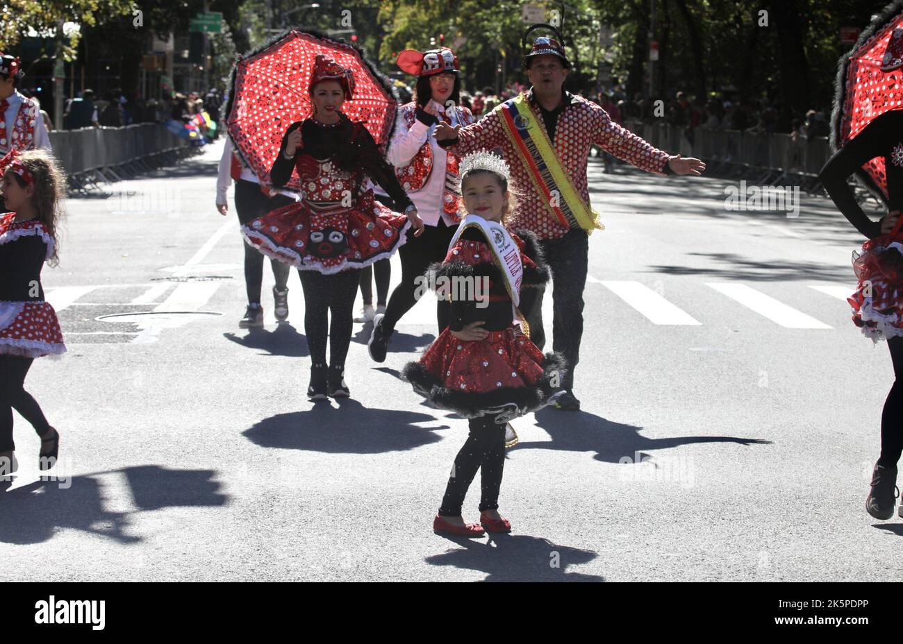 New York, USA. 9. Oktober 2022. (NEU) die Hispanic Day Parade NYC 2022. 9. Oktober 2022, New York, USA: Die Hispanic Day Parade NYC 2022, eines der Highlights der Hispanic Heritage monthÃ¢â‚¬â„¢, die ab 12pm auf der Fifth Avenue stattfindet. Einige der 21 spanischsprachigen Länder der Welt sind mit farbenfrohen Mänteln und Latino-Musik auf der Straße vertreten, wobei die Menschen entlang der eingezäunten Allee jubeln und gemeinsam tanzen. (Bild: © Niyi Fote/TheNEWS2 via ZUMA Press Wire) Stockfoto