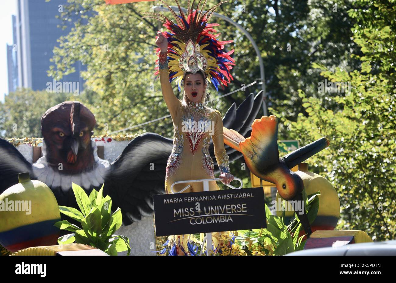 New York, USA. 9. Oktober 2022. (NEU) die Hispanic Day Parade NYC 2022. 9. Oktober 2022, New York, USA: Die Hispanic Day Parade NYC 2022, eines der Highlights der Hispanic Heritage monthÃ¢â‚¬â„¢, die ab 12pm auf der Fifth Avenue stattfindet. Einige der 21 spanischsprachigen Länder der Welt sind mit farbenfrohen Mänteln und Latino-Musik auf der Straße vertreten, wobei die Menschen entlang der eingezäunten Allee jubeln und gemeinsam tanzen. (Bild: © Niyi Fote/TheNEWS2 via ZUMA Press Wire) Stockfoto