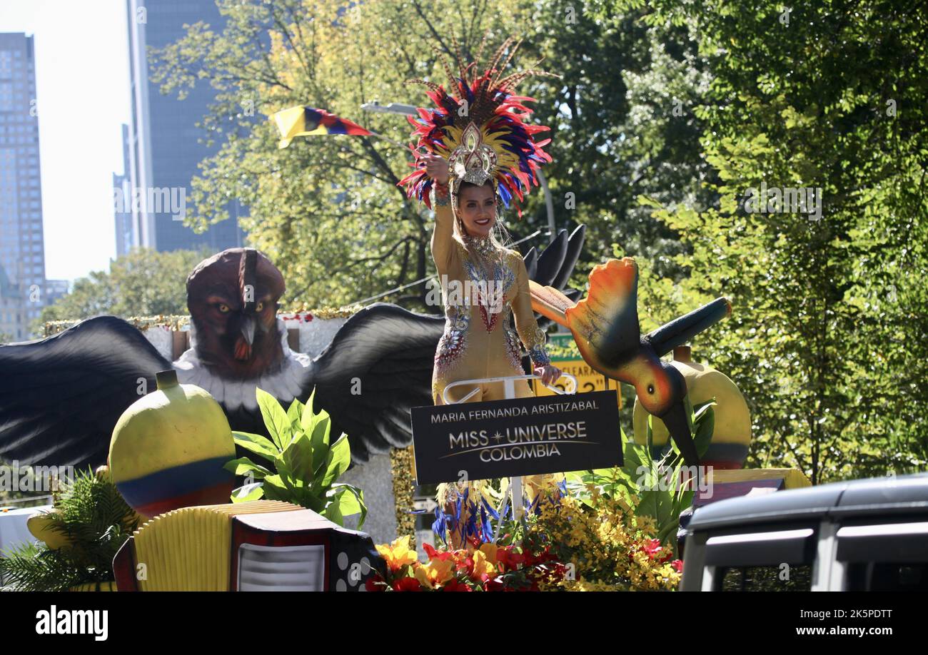 New York, USA. 9. Oktober 2022. (NEU) die Hispanic Day Parade NYC 2022. 9. Oktober 2022, New York, USA: Die Hispanic Day Parade NYC 2022, eines der Highlights der Hispanic Heritage monthÃ¢â‚¬â„¢, die ab 12pm auf der Fifth Avenue stattfindet. Einige der 21 spanischsprachigen Länder der Welt sind mit farbenfrohen Mänteln und Latino-Musik auf der Straße vertreten, wobei die Menschen entlang der eingezäunten Allee jubeln und gemeinsam tanzen. (Bild: © Niyi Fote/TheNEWS2 via ZUMA Press Wire) Stockfoto