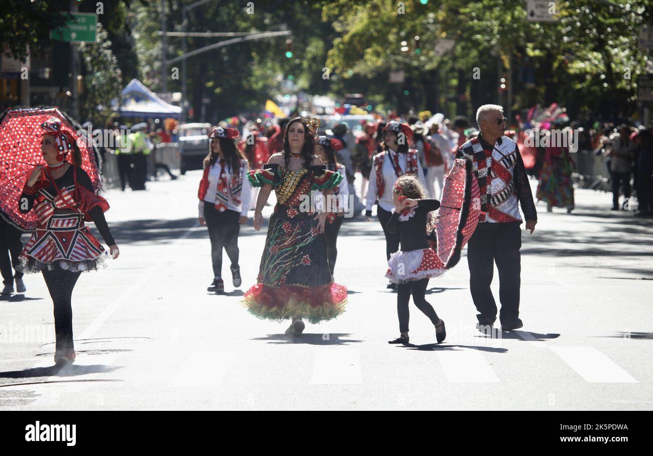 New York, USA. 9. Oktober 2022. (NEU) die Hispanic Day Parade NYC 2022. 9. Oktober 2022, New York, USA: Die Hispanic Day Parade NYC 2022, eines der Highlights der Hispanic Heritage monthÃ¢â‚¬â„¢, die ab 12pm auf der Fifth Avenue stattfindet. Einige der 21 spanischsprachigen Länder der Welt sind mit farbenfrohen Mänteln und Latino-Musik auf der Straße vertreten, wobei die Menschen entlang der eingezäunten Allee jubeln und gemeinsam tanzen. (Bild: © Niyi Fote/TheNEWS2 via ZUMA Press Wire) Stockfoto