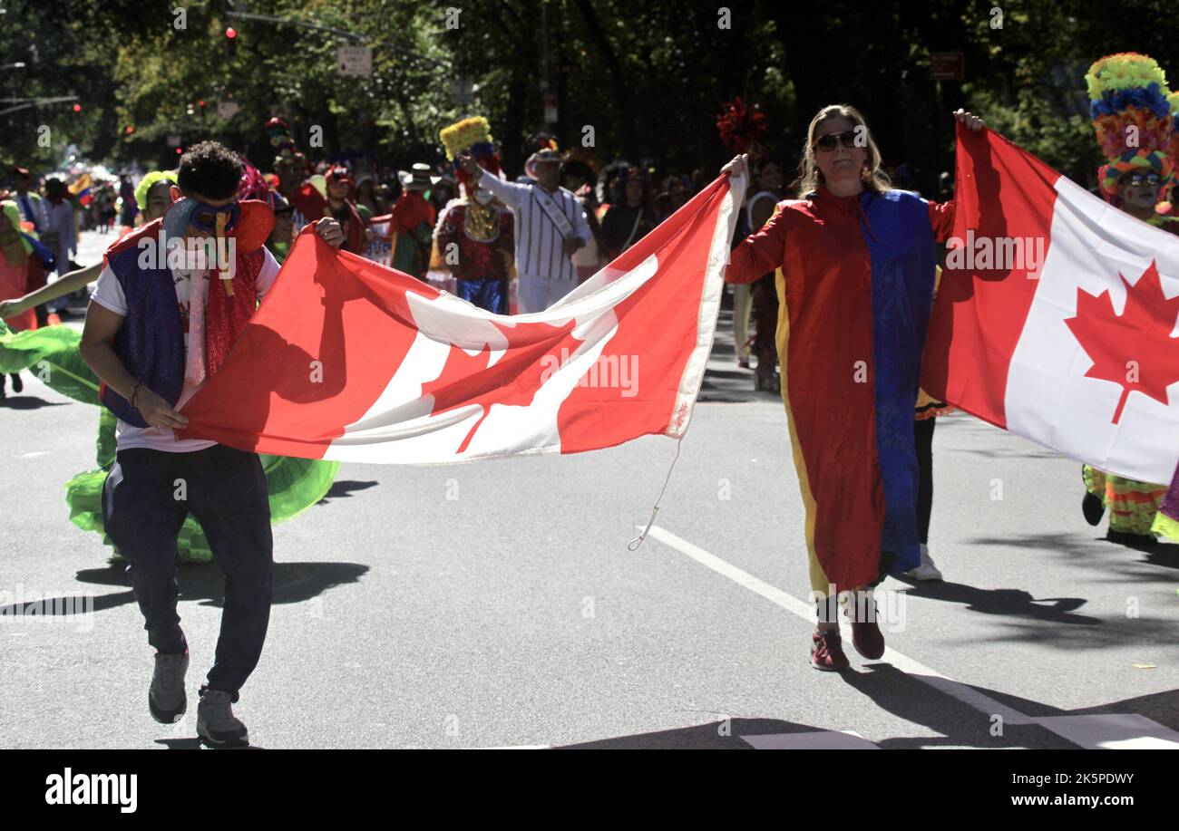 New York, USA. 9. Oktober 2022. (NEU) die Hispanic Day Parade NYC 2022. 9. Oktober 2022, New York, USA: Die Hispanic Day Parade NYC 2022, eines der Highlights der Hispanic Heritage monthÃ¢â‚¬â„¢, die ab 12pm auf der Fifth Avenue stattfindet. Einige der 21 spanischsprachigen Länder der Welt sind mit farbenfrohen Mänteln und Latino-Musik auf der Straße vertreten, wobei die Menschen entlang der eingezäunten Allee jubeln und gemeinsam tanzen. (Bild: © Niyi Fote/TheNEWS2 via ZUMA Press Wire) Stockfoto