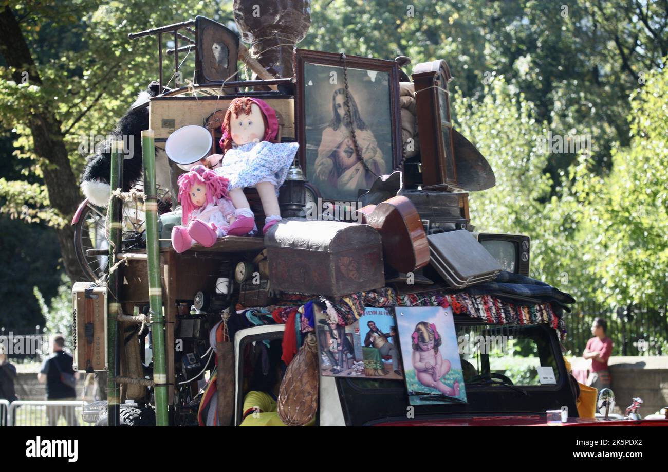 New York, USA. 9. Oktober 2022. (NEU) die Hispanic Day Parade NYC 2022. 9. Oktober 2022, New York, USA: Die Hispanic Day Parade NYC 2022, eines der Highlights der Hispanic Heritage monthÃ¢â‚¬â„¢, die ab 12pm auf der Fifth Avenue stattfindet. Einige der 21 spanischsprachigen Länder der Welt sind mit farbenfrohen Mänteln und Latino-Musik auf der Straße vertreten, wobei die Menschen entlang der eingezäunten Allee jubeln und gemeinsam tanzen. (Bild: © Niyi Fote/TheNEWS2 via ZUMA Press Wire) Stockfoto