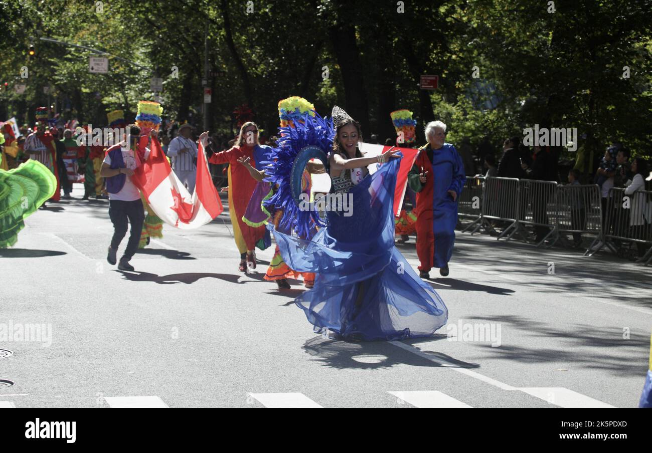 New York, USA. 9. Oktober 2022. (NEU) die Hispanic Day Parade NYC 2022. 9. Oktober 2022, New York, USA: Die Hispanic Day Parade NYC 2022, eines der Highlights der Hispanic Heritage monthÃ¢â‚¬â„¢, die ab 12pm auf der Fifth Avenue stattfindet. Einige der 21 spanischsprachigen Länder der Welt sind mit farbenfrohen Mänteln und Latino-Musik auf der Straße vertreten, wobei die Menschen entlang der eingezäunten Allee jubeln und gemeinsam tanzen. (Bild: © Niyi Fote/TheNEWS2 via ZUMA Press Wire) Stockfoto