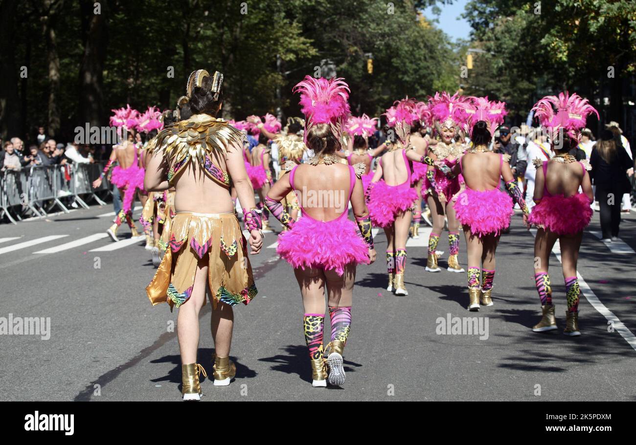 New York, USA. 9. Oktober 2022. (NEU) die Hispanic Day Parade NYC 2022. 9. Oktober 2022, New York, USA: Die Hispanic Day Parade NYC 2022, eines der Highlights der Hispanic Heritage monthÃ¢â‚¬â„¢, die ab 12pm auf der Fifth Avenue stattfindet. Einige der 21 spanischsprachigen Länder der Welt sind mit farbenfrohen Mänteln und Latino-Musik auf der Straße vertreten, wobei die Menschen entlang der eingezäunten Allee jubeln und gemeinsam tanzen. (Bild: © Niyi Fote/TheNEWS2 via ZUMA Press Wire) Stockfoto