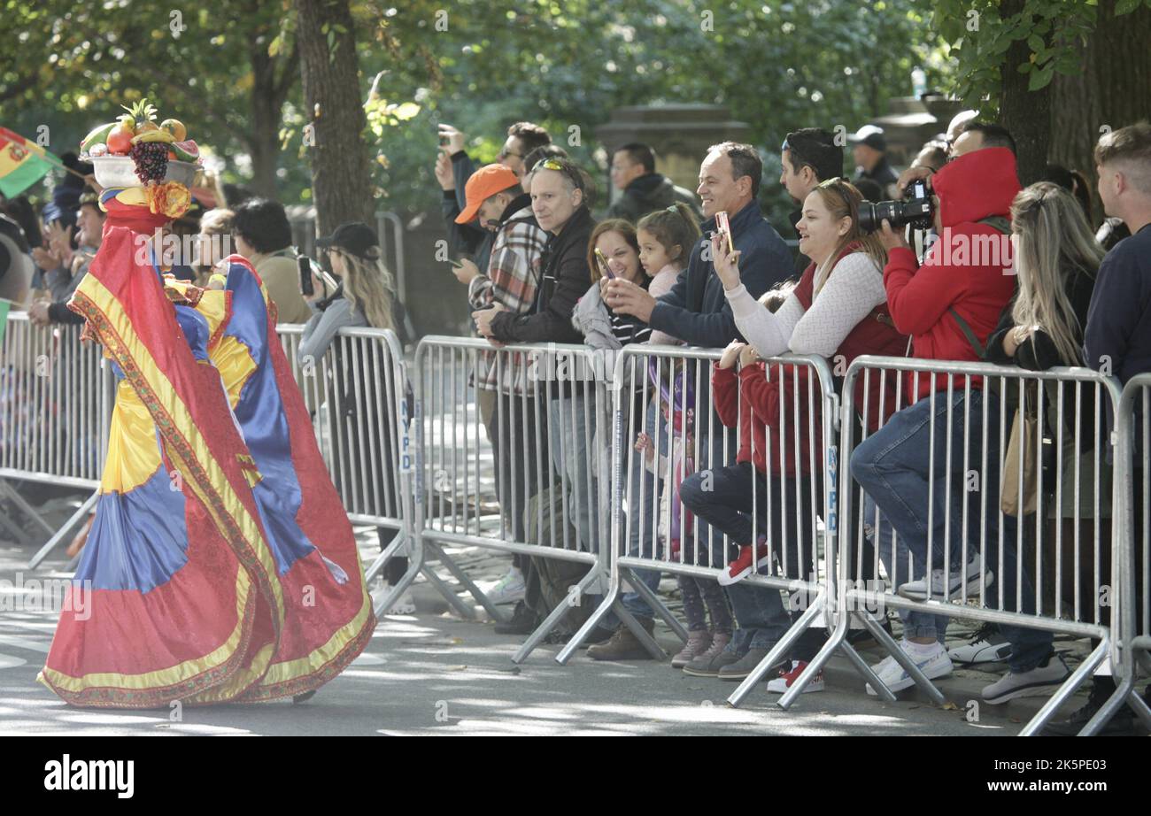 New York, USA. 9. Oktober 2022. (NEU) die Hispanic Day Parade NYC 2022. 9. Oktober 2022, New York, USA: Die Hispanic Day Parade NYC 2022, eines der Highlights der Hispanic Heritage monthÃ¢â‚¬â„¢, die ab 12pm auf der Fifth Avenue stattfindet. Einige der 21 spanischsprachigen Länder der Welt sind mit farbenfrohen Mänteln und Latino-Musik auf der Straße vertreten, wobei die Menschen entlang der eingezäunten Allee jubeln und gemeinsam tanzen. (Bild: © Niyi Fote/TheNEWS2 via ZUMA Press Wire) Stockfoto